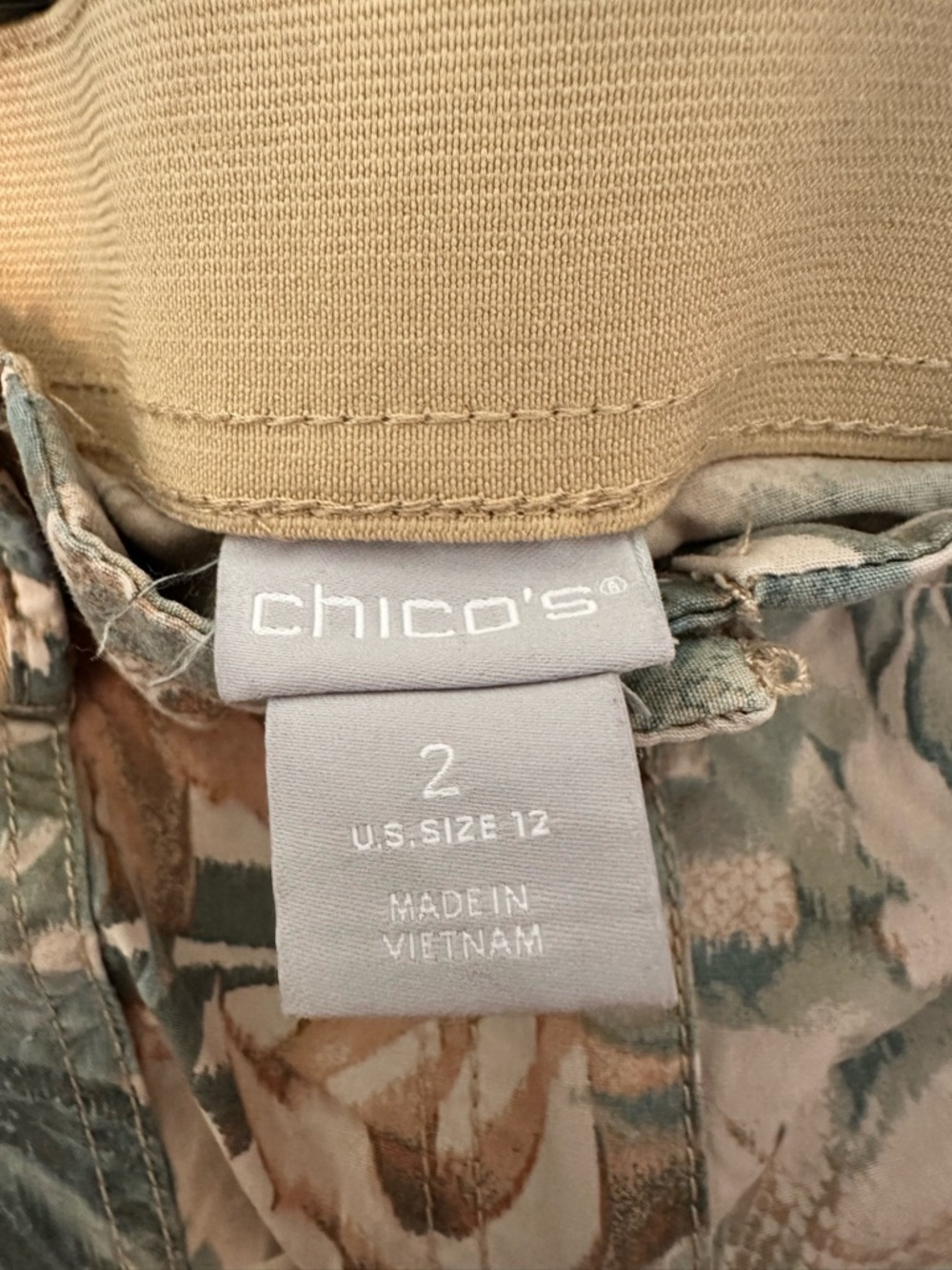 New Chico's Size 2 (US 12) Tropical Leaf Print Capri Cargo Pants - Picture 8 of 10